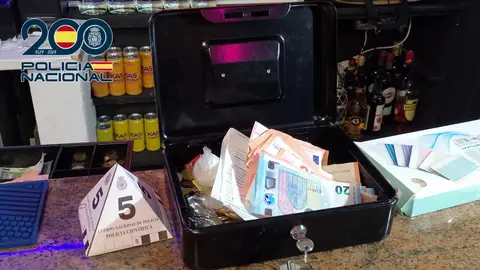 Detenida la propietaria de un pub de Irun y dos personas más por distribuir cocaína en el establecimiento Detenida la propietaria de un pub de Irun y dos personas más por distribuir cocaína en el establecimiento