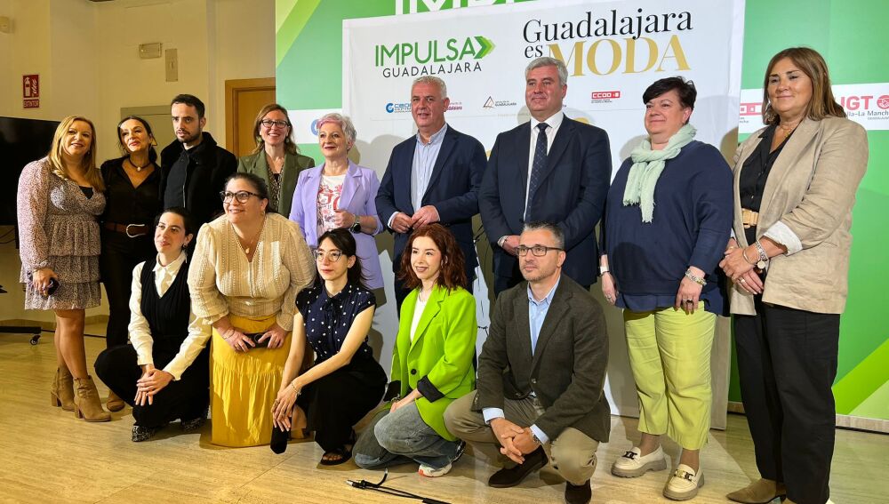 Autoridades y diseñadores participantes en la III edición de 'Guadalajara es Moda'
