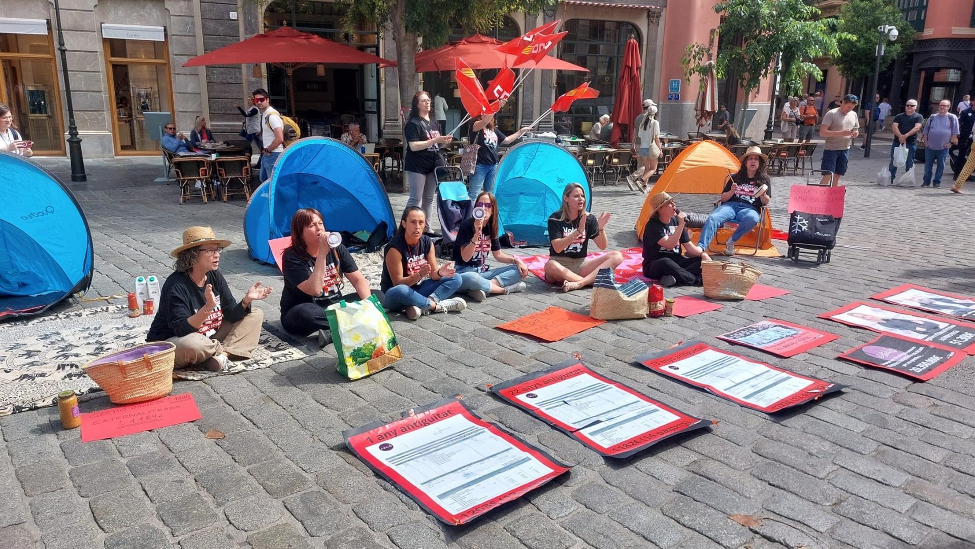 Las educadoras de las escoletas externalizadas de Palma inician una acampada frente a Cort y piden "amparo" a Prohens Las educadoras de las escoletas externalizadas de Palma inician una acampada frente a Cort y piden "amparo" a Prohens