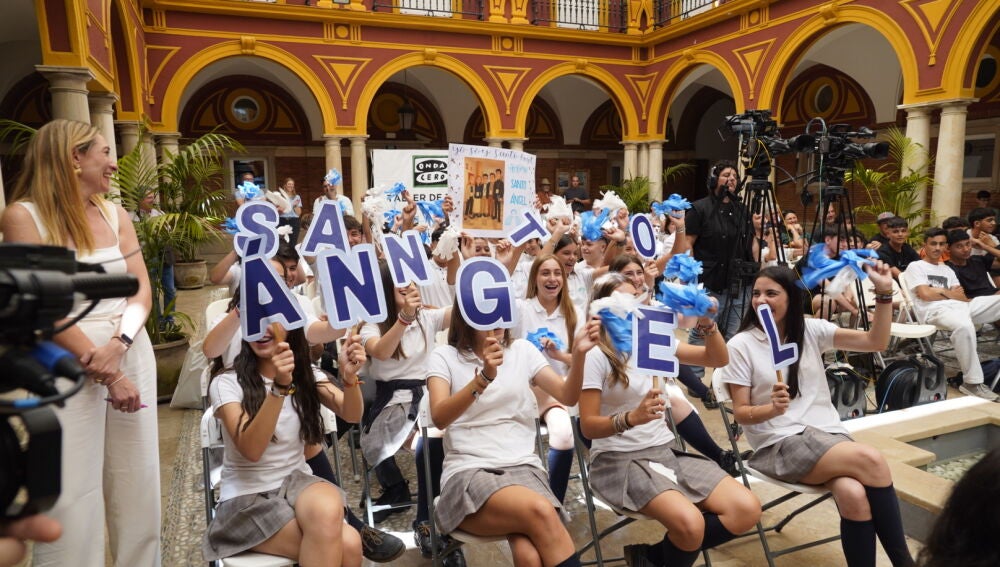 Alumnos del Colegio Santo Ángel animando a su equipo