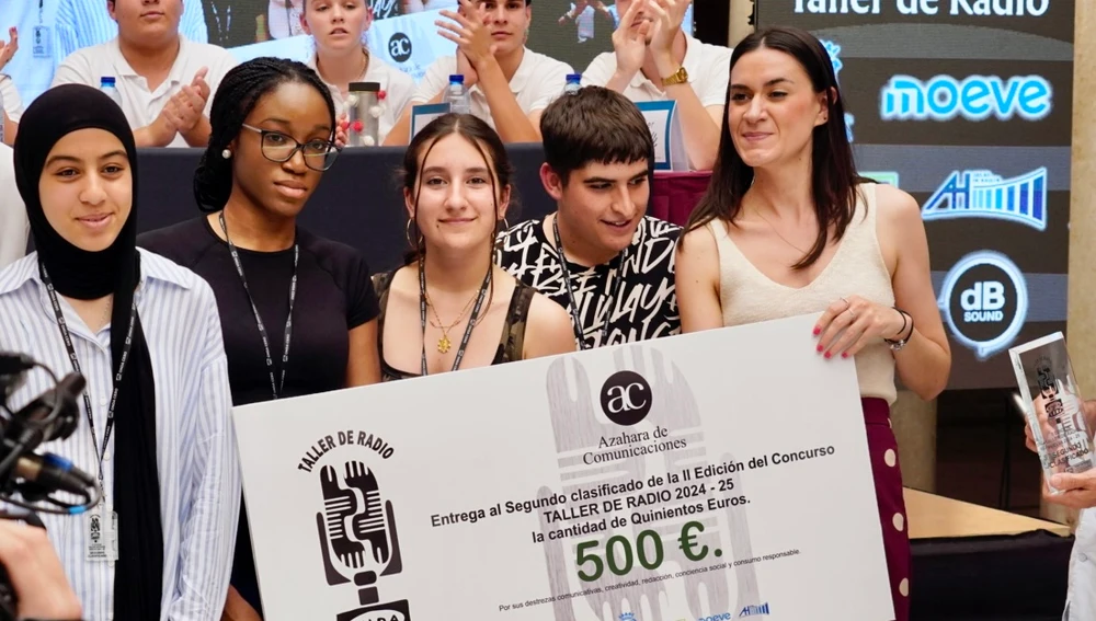 El IES San Sebastián recibiendo su premio de finalista de la II Edición de Taller de Radio El IES San Sebastián recibiendo su premio de finalista de la II Edición de Taller de Radio