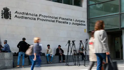 Varias personas acceden a la Ciudad de la Justicia de València, donde se instruye la causa sobre la gestión de la dana. Varias personas acceden a la Ciudad de la Justicia de València, donde se instruye la causa sobre la gestión de la dana.