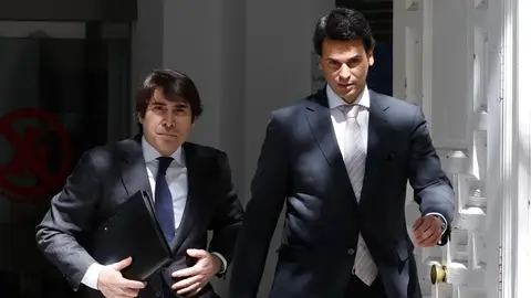 Alberto González Amador (d), pareja de la presidenta de la Comunidad de Madrid, a su salida del juzgado Alberto González Amador (d), pareja de la presidenta de la Comunidad de Madrid, a su salida del juzgado/ EFE/ Juan Carlos Hidalgo
