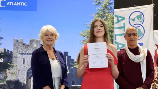 La Infanta Sof&iacute;a posa con su diploma de graduada en Bachillerato Internacional