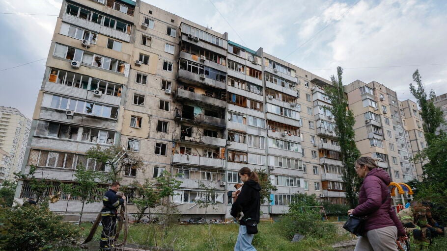 Imagen de un edificio residencial de nueve pisos alcanzado por un dron en Kiev, Ucrania, el 24 de mayo de 2025