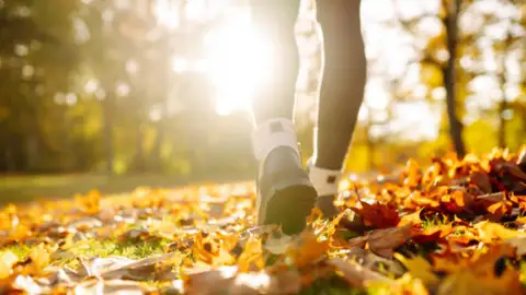 ¿Sabes qué dice tu caminar sobre tu forma de ser? La psicología te lo revela paso a paso