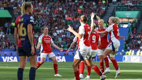 La jugadora del Arsenal Stina Blackstenius celebra su gol con sus compañeras contra el Barcelona durante la final entre el Arsenal y el Barcelona en el Estadio José Alvalade de Lisboa, Portugal, el 24 de mayo de 2025. La jugadora del Arsenal Stina Blackstenius celebra su gol con sus compañeras contra el Barcelona durante la final entre el Arsenal y el Barcelona en el Estadio José Alvalade de Lisboa, Portugal, el 24 de mayo de 2025.
