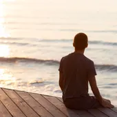 Imagen de recurso de una persona sola frente al mar Imagen de recurso de una persona sola frente al mar