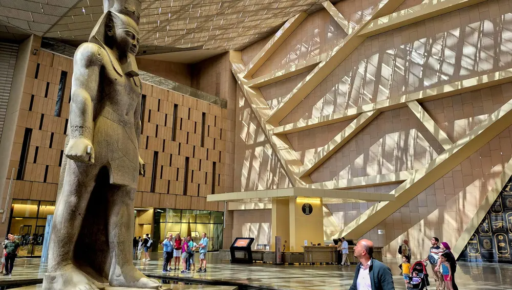 Un colosal Ramsés II recibe al visitante del Gran Museo Egipcio Un colosal Ramsés II recibe al visitante del Gran Museo Egipcio