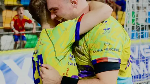 Dos jugadores del Caserío se abrazan tras lograr el ascenso Dos jugadores del Caserío se abrazan tras lograr el ascenso