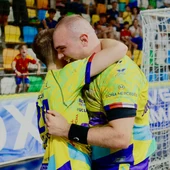 Dos jugadores del Caserío se abrazan tras lograr el ascenso Dos jugadores del Caserío se abrazan tras lograr el ascenso