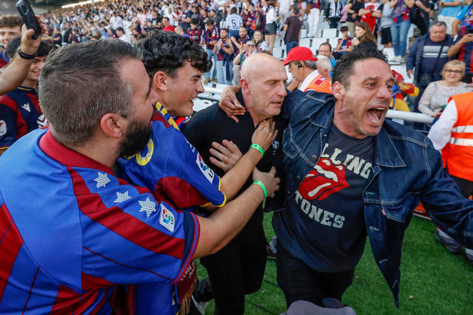 Julián Calero: "Le dedico este ascenso del Levante a aquellas personas que han sufrido con la DANA" Julián Calero: "Le dedico este ascenso del Levante a aquellas personas que han sufrido con la DANA"