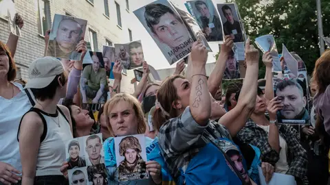 Familiares de prisioneros de guerra ucranianos reunidos en Chernigov, Ucrania, el 23 de mayo de 2025 Familiares de prisioneros de guerra ucranianos reunidos en Chernigov, Ucrania, el 23 de mayo de 2025