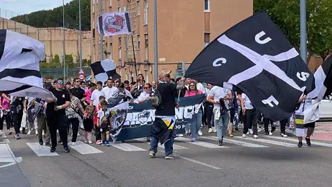 Varios aficionados de la entidad salmantina durante un corteo por las calles de la capital Varios aficionados de la entidad salmantina durante un corteo por las calles de la capital