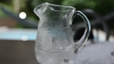 Una jarra de agua fría Una jarra de agua fría