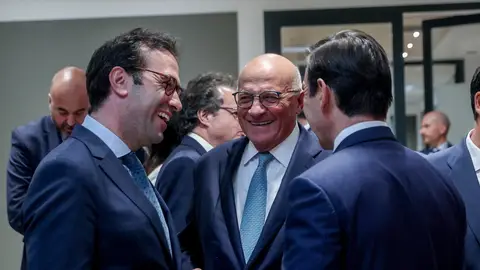 El ministro de Economía, Comercio y Empresa, Carlos Cuerpo; el presidente del Banco Sabadell, Josep Oliu, y el presidente del BBVA, Carlos Torres Vila, El ministro de Economía, Comercio y Empresa, Carlos Cuerpo; el presidente del Banco Sabadell, Josep Oliu, y el presidente del BBVA, Carlos Torres Vila,
