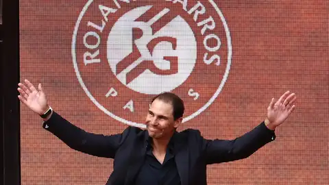 El tenista español Rafael Nadal asiste a su ceremonia de homenaje en la pista Philippe Chatrier durante el torneo de Grand Slam Roland Garros en París, Francia, el 25 de mayo de 2025. El tenista español Rafael Nadal asiste a su ceremonia de homenaje en la pista Philippe Chatrier durante el torneo de Grand Slam Roland Garros en París, Francia, el 25 de mayo de 2025.