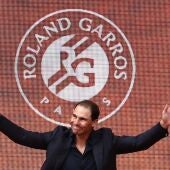 El tenista español Rafael Nadal asiste a su ceremonia de homenaje en la pista Philippe Chatrier durante el torneo de Grand Slam Roland Garros en París, Francia, el 25 de mayo de 2025. 