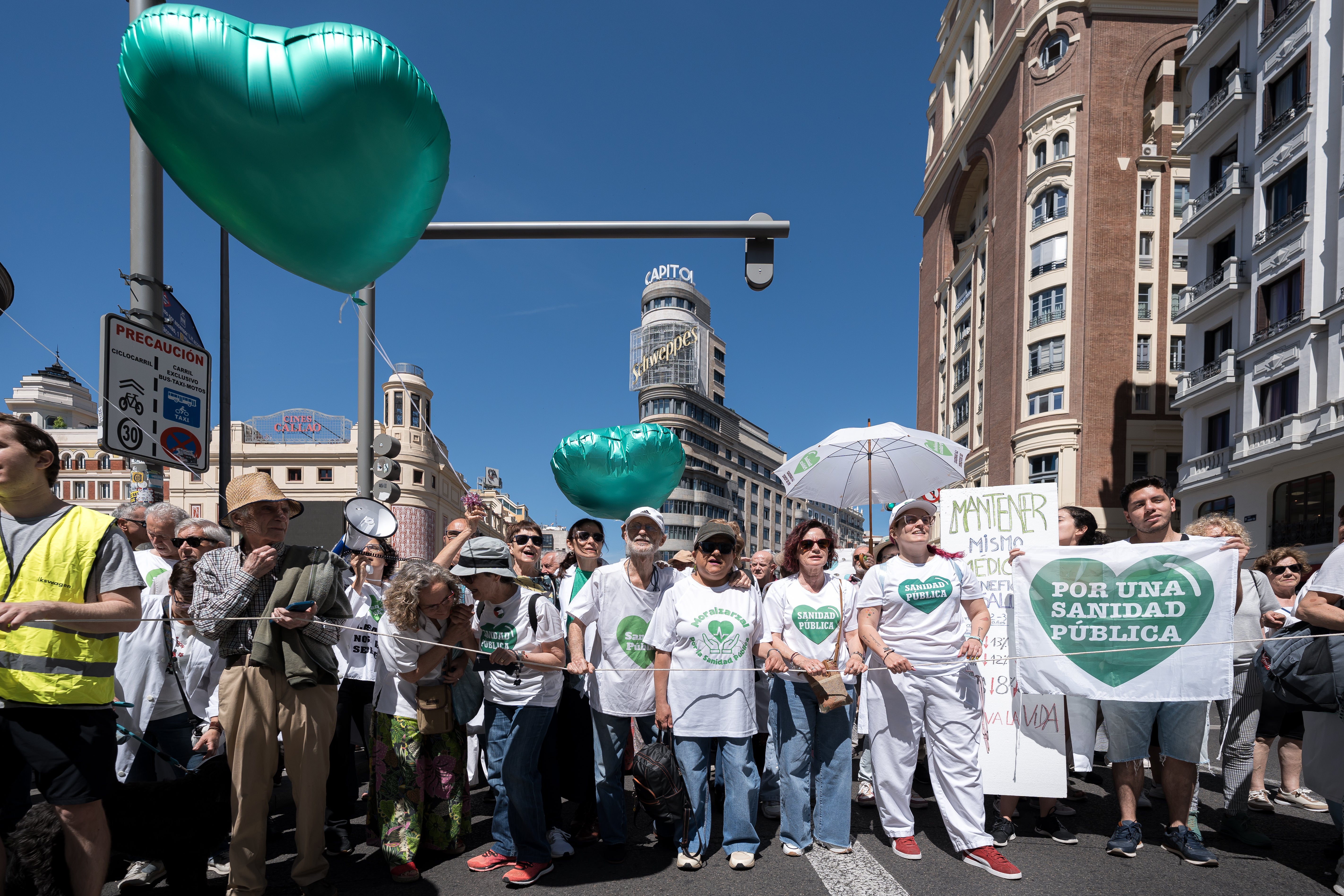 Miles de personas se manifiestan en Madrid en defensa de la sanidad pública Miles de personas se manifiestan en Madrid en defensa de la sanidad pública