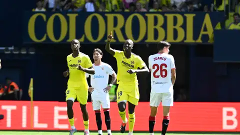 El centrocampista del Villarreal Pape Gueye (c) celebra tras anotar el segundo gol del equipo este domingo, durante el partido de la jornada 38 de LaLiga EA Sports, que Villarreal y Sevilla disputan en el Estadio de la Cerámica El centrocampista del Villarreal Pape Gueye (c) celebra tras anotar el segundo gol del equipo este domingo, durante el partido de la jornada 38 de LaLiga EA Sports, que Villarreal y Sevilla disputan en el Estadio de la Cerámica