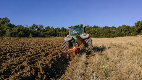 Muere un hombre de 84 años en un accidente de tractor en Baza Muere un hombre de 84 años en un accidente de tractor en Baza