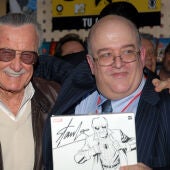 Stan Lee y Peter David en el primer premio New York Comic Legend Award para Stan Lee en Virgin Megastore Times Square el 17 de abril de 2008 en la ciudad de Nueva York.