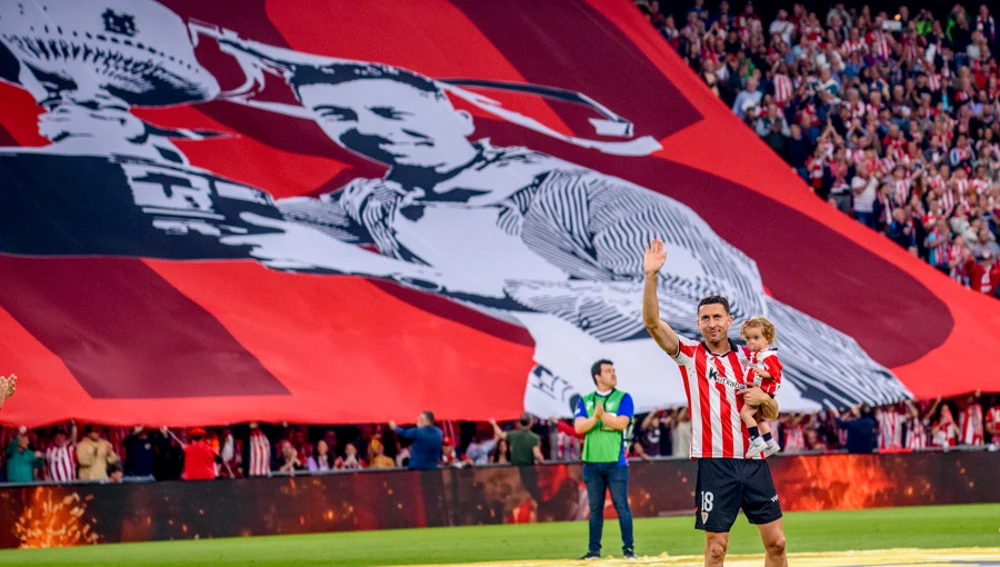 El defensa del Athletic Óscar de Marcos, durante el homenaje recibido antes del partido de la última jornada de LaLiga de fútbol que Athletic Club y FC Barcelona disputan este domingo en el estadio de San Mamés. El defensa del Athletic Óscar de Marcos, durante el homenaje recibido antes del partido de la última jornada de LaLiga de fútbol que Athletic Club y FC Barcelona disputan este domingo en el estadio de San Mamés.