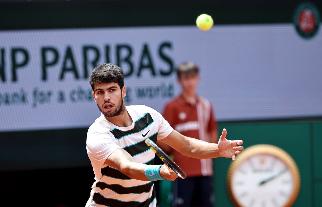 Alcaraz inicia firme su defensa del título en Roland Garros Alcaraz inicia firme su defensa del título en Roland Garros