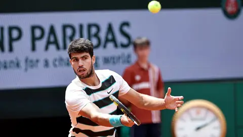 Alcaraz inicia firme su defensa del título en Roland Garros Alcaraz inicia firme su defensa del título en Roland Garros