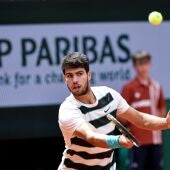 Alcaraz inicia firme su defensa del título en Roland Garros