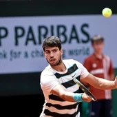 Alcaraz inicia firme su defensa del título en Roland Garros Alcaraz inicia firme su defensa del título en Roland Garros