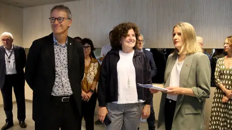 La consellera Mònica Martínez Bravo amb el director de la DGAIA, Josep Muñoz, i la secretària d'Infància, Adolescència i Joventut, Teresa Llorens La consellera Mònica Martínez Bravo amb el director de la DGAIA, Josep Muñoz, i la secretària d'Infància, Adolescència i Joventut, Teresa Llorens