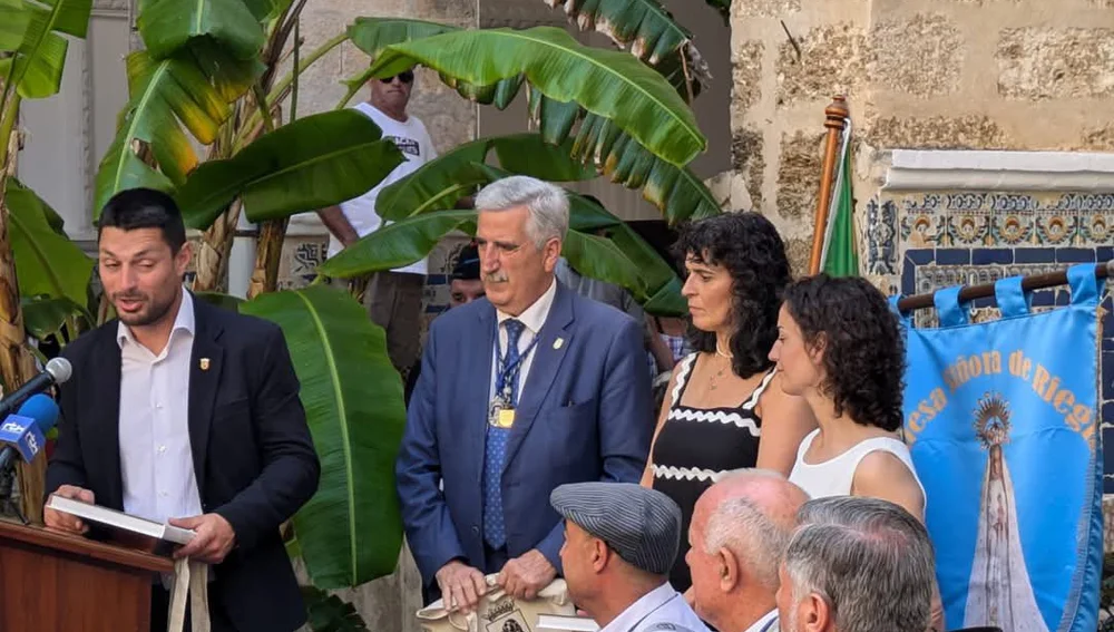 Ismael G. flanqueado por el alcalde de Chipiona y las concejalas del Ayuntamiento de Valdés. Ismael G. flanqueado por el alcalde de Chipiona y las concejalas del Ayuntamiento de Valdés.