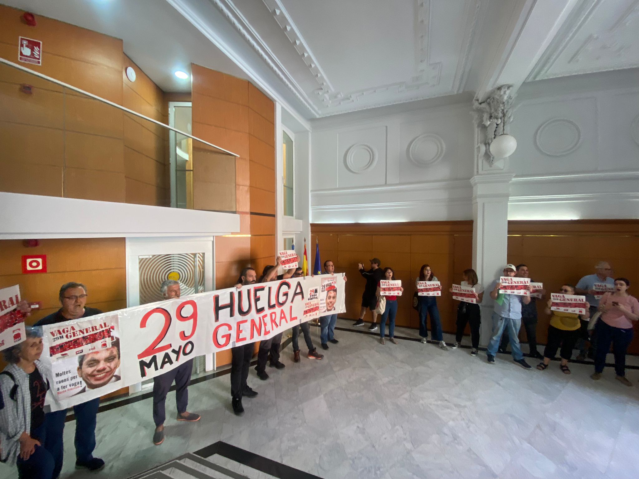 Huelga 29M en València: Sindicatos 'okupan' la sede de la CEV Huelga 29M en València: Sindicatos 'okupan' la sede de la CEV
