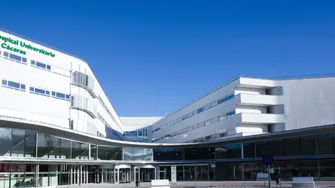 Un hombre sufre fractura de tibia y peroné al caer cuando intentaba subir a un vehículo en Cáceres Un hombre sufre fractura de tibia y peroné al caer cuando intentaba subir a un vehículo en Cáceres