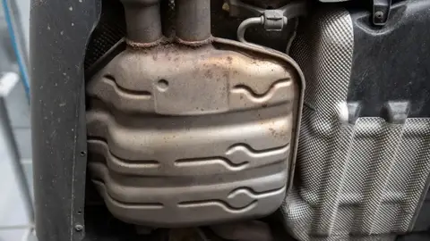 Sistema de escape con catalizador de un coche Sistema de escape con catalizador de un coche