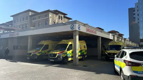 Ambulancias aparcadas en el servicio de Urgencias de Valdecilla Ambulancias aparcadas en el servicio de Urgencias de Valdecilla