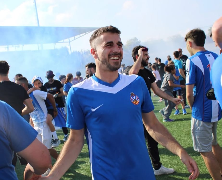 El CF Vilanova celebra amb l'afició l'ascens a Tercera Federació en una tarda que també servirà per acomiadar el seu capità Oriol Codina El CF Vilanova celebra amb l'afició l'ascens a Tercera Federació en una tarda que també servirà per acomiadar el seu capità Oriol Codina