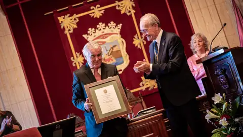 El Colegio Oficial de Médicos de Málaga recibe la Medalla de la Ciudad y el nombramiento de Hijo Predilecto El Colegio Oficial de Médicos de Málaga recibe la Medalla de la Ciudad y el nombramiento de Hijo Predilecto