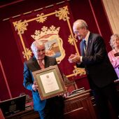 El Colegio Oficial de Médicos de Málaga recibe la Medalla de la Ciudad y el nombramiento de Hijo Predilecto