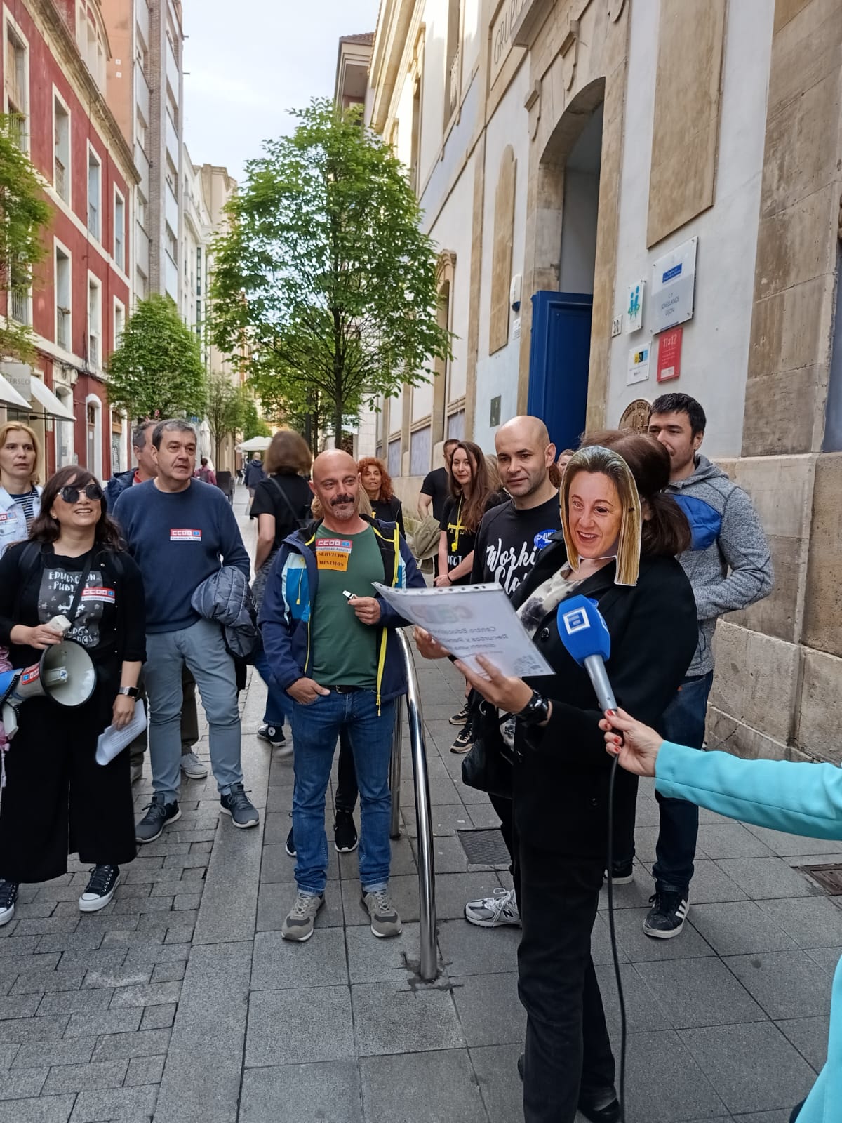 Un "lydia crucis" para denunciar la situación del profesorado Un "lydia crucis" para denunciar la situación del profesorado
