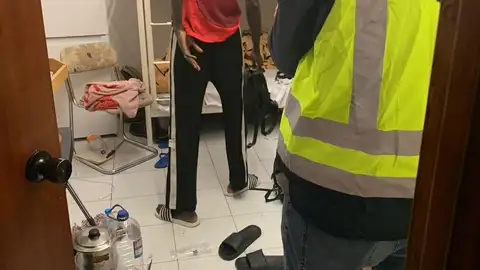 La Policía busca a la persona que cobraba a los inquilinos por vivir en ambos emplazamientos que carecían de las condiciones mínimas de habitabilidad La Policía busca a la persona que cobraba a los inquilinos por vivir en ambos emplazamientos que carecían de las condiciones mínimas de habitabilidad