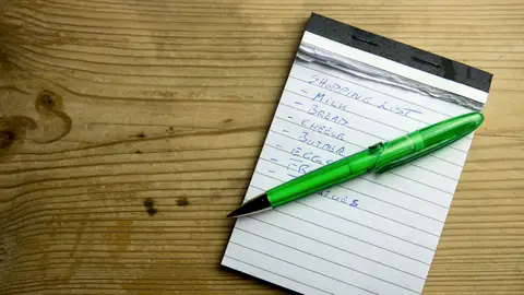 Una lista de la compra (leche, pan, queso, mantequilla, huevos) Una lista de la compra (leche, pan, queso, mantequilla, huevos)