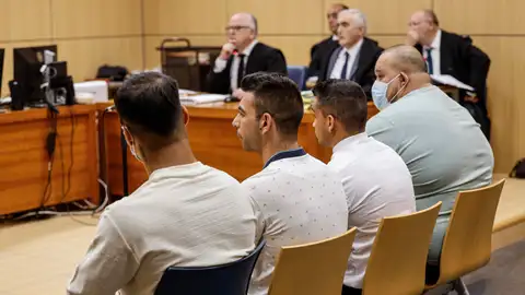 La Guardia Civil afirma que la víctima de una agresión sexual grupal fue violada por 15 personas Imagen de los cuatro acusados sentados durante el juicio