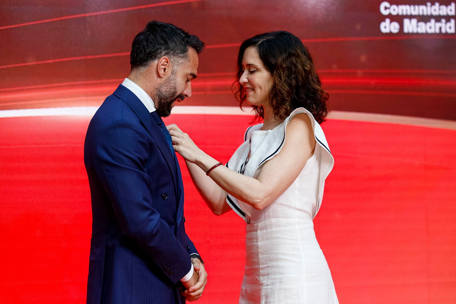 Ayuso entrega la Medalla de Oro de la Comunidad de Madrid a Carvajal: "Tiene más Champions que el Barcelona" Ayuso entrega la Medalla de Oro de la Comunidad de Madrid a Carvajal: "Tiene más Champions que el Barcelona"