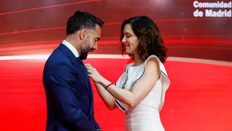 Ayuso entrega la Medalla de Oro de la Comunidad de Madrid a Carvajal: "Tiene más Champions que el Barcelona" Ayuso entrega la Medalla de Oro de la Comunidad de Madrid a Carvajal: "Tiene más Champions que el Barcelona"