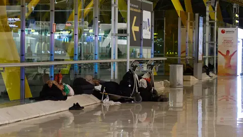 Almeida critica al Gobierno por tratar a las personas sin hogar de Barajas como "bultos". Almeida critica al Gobierno por tratar a las personas sin hogar de Barajas como "bultos".