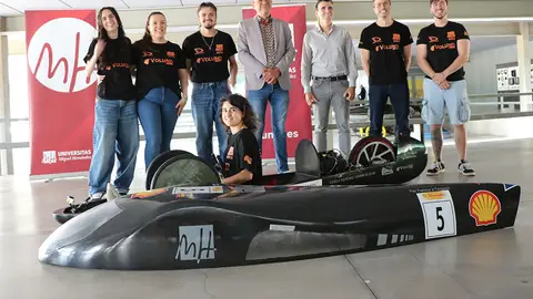 Equipo de la UMH de Elche con el prototipo ‘Dátil’ construido para este año 2025. Equipo de la UMH de Elche con el prototipo ‘Dátil’ construido para este año 2025.