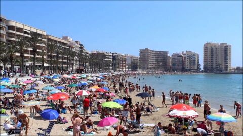 Torrevieja estrena aseos, casetas de socorrismo y chiringuitos en sus playas este verano