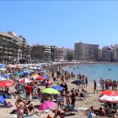 Torrevieja estrena aseos, casetas de socorrismo y chiringuitos en sus playas este verano